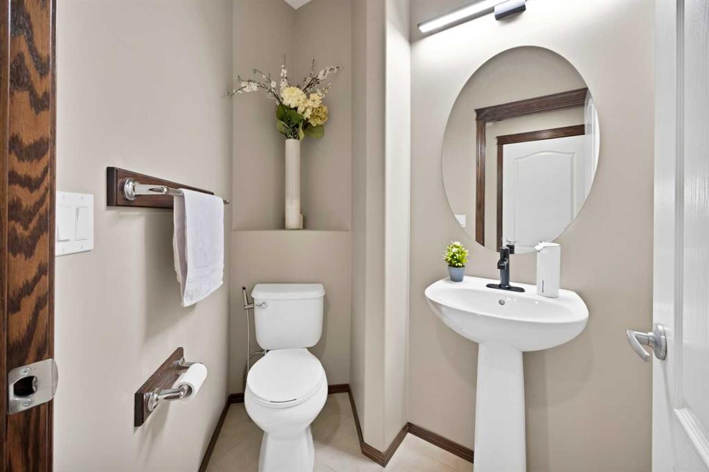 799 New Brighton Drive Se, Calgary, AB - Indoor Photo Showing Bathroom