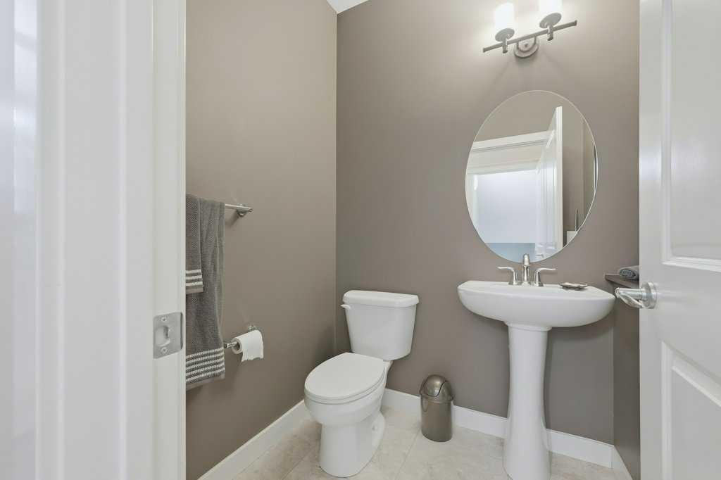 27 Jumping Pound Terrace, Cochrane, AB - Indoor Photo Showing Bathroom