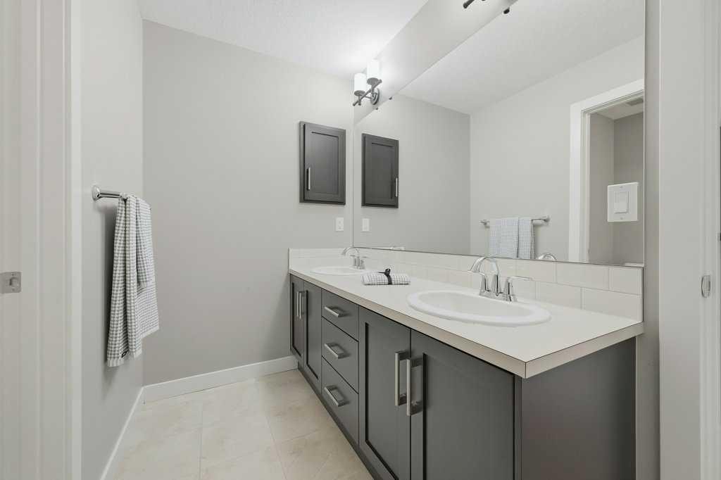 27 Jumping Pound Terrace, Cochrane, AB - Indoor Photo Showing Bathroom