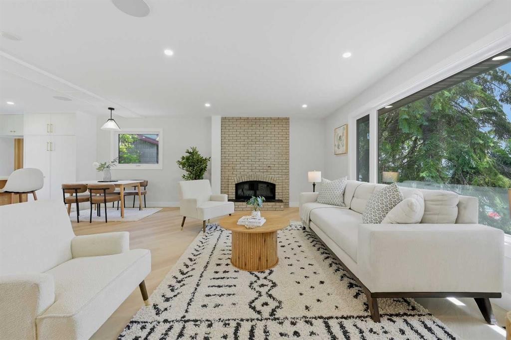 1132 Lake Sylvan Place Se, Calgary, AB - Indoor Photo Showing Living Room