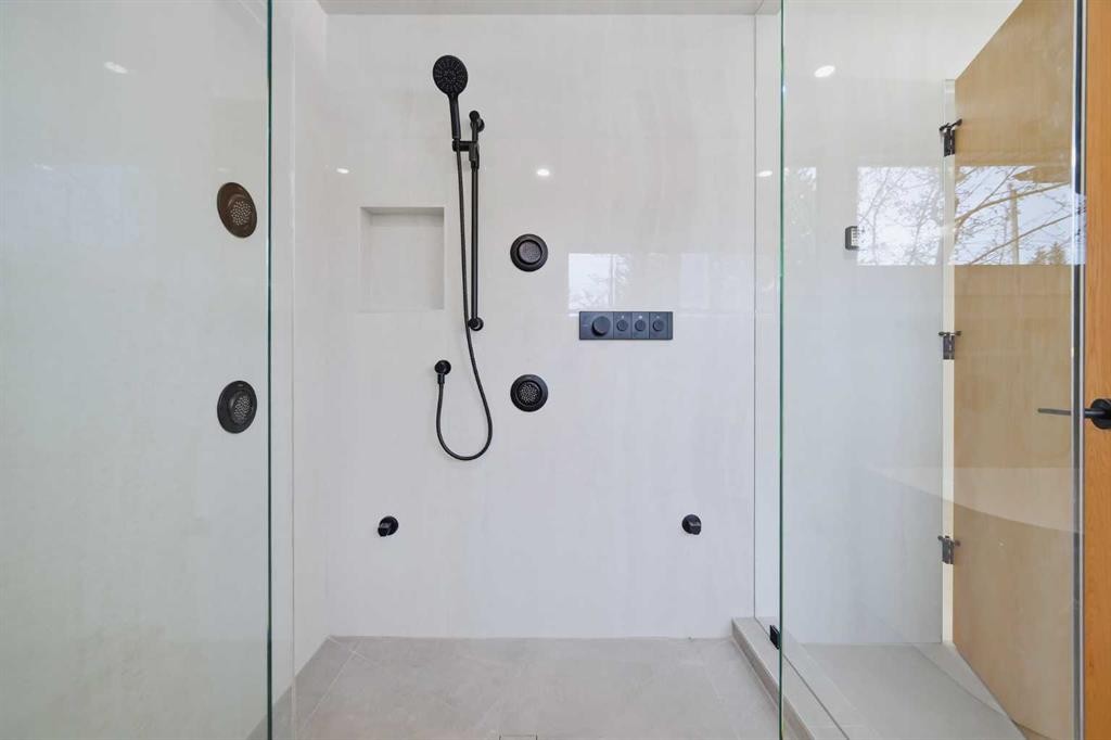1132 Lake Sylvan Place Se, Calgary, AB - Indoor Photo Showing Bathroom
