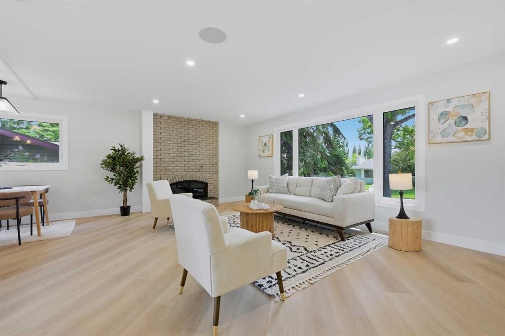 1132 Lake Sylvan Place Se, Calgary, AB - Indoor Photo Showing Living Room