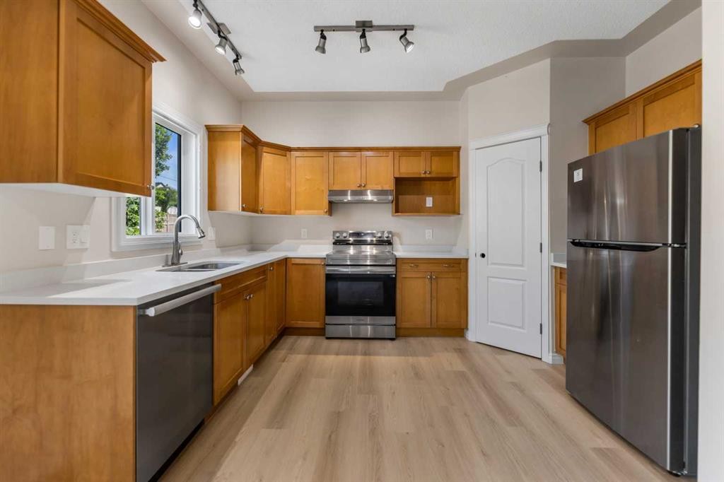 116 Country Hills Gardens Nw, Calgary, AB - Indoor Photo Showing Kitchen