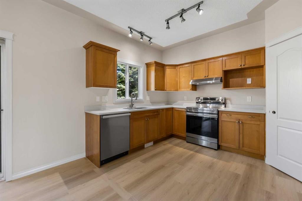 116 Country Hills Gardens Nw, Calgary, AB - Indoor Photo Showing Kitchen