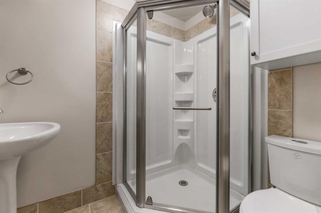 116 Country Hills Gardens Nw, Calgary, AB - Indoor Photo Showing Bathroom
