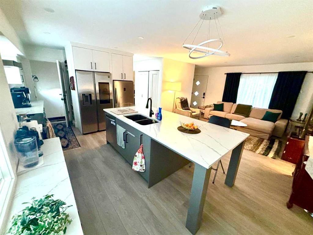 21 Cawder Drive Nw, Calgary, AB - Indoor Photo Showing Kitchen With Double Sink
