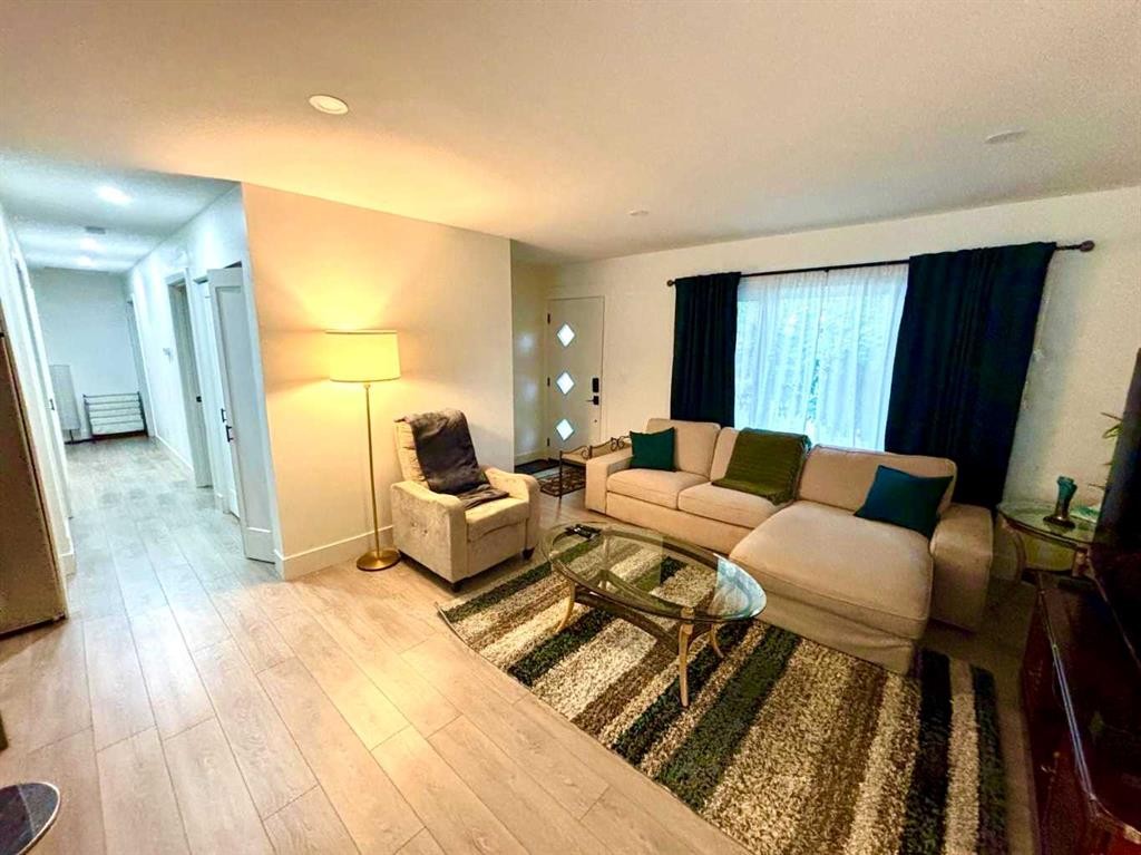21 Cawder Drive Nw, Calgary, AB - Indoor Photo Showing Living Room
