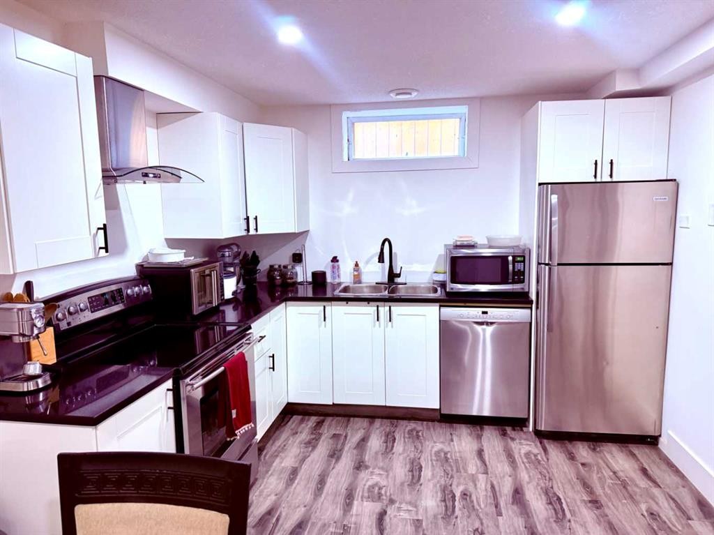 21 Cawder Drive Nw, Calgary, AB - Indoor Photo Showing Kitchen With Double Sink