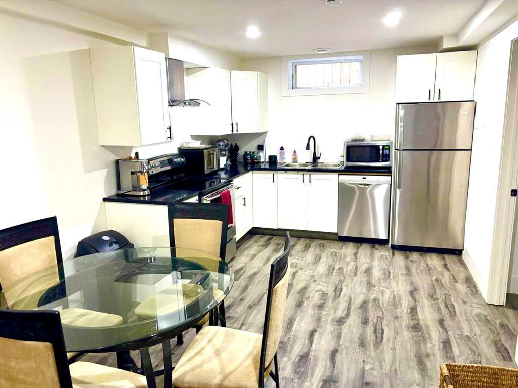 21 Cawder Drive Nw, Calgary, AB - Indoor Photo Showing Kitchen