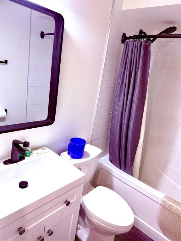 21 Cawder Drive Nw, Calgary, AB - Indoor Photo Showing Bathroom