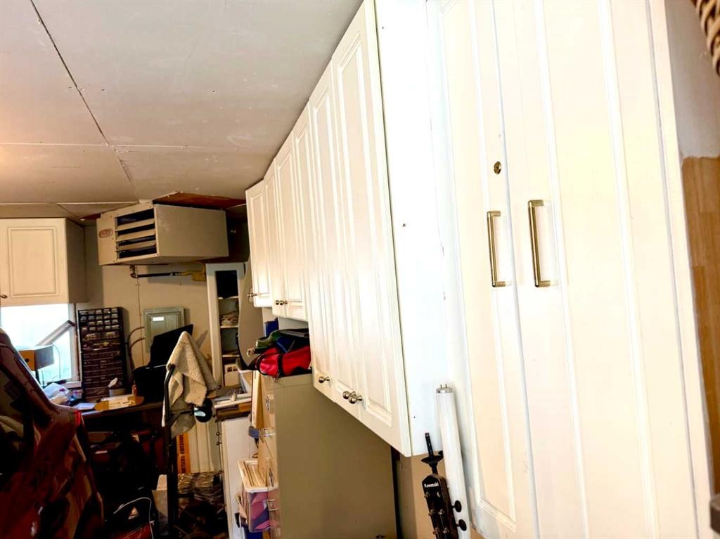 21 Cawder Drive Nw, Calgary, AB - Indoor Photo Showing Other Room