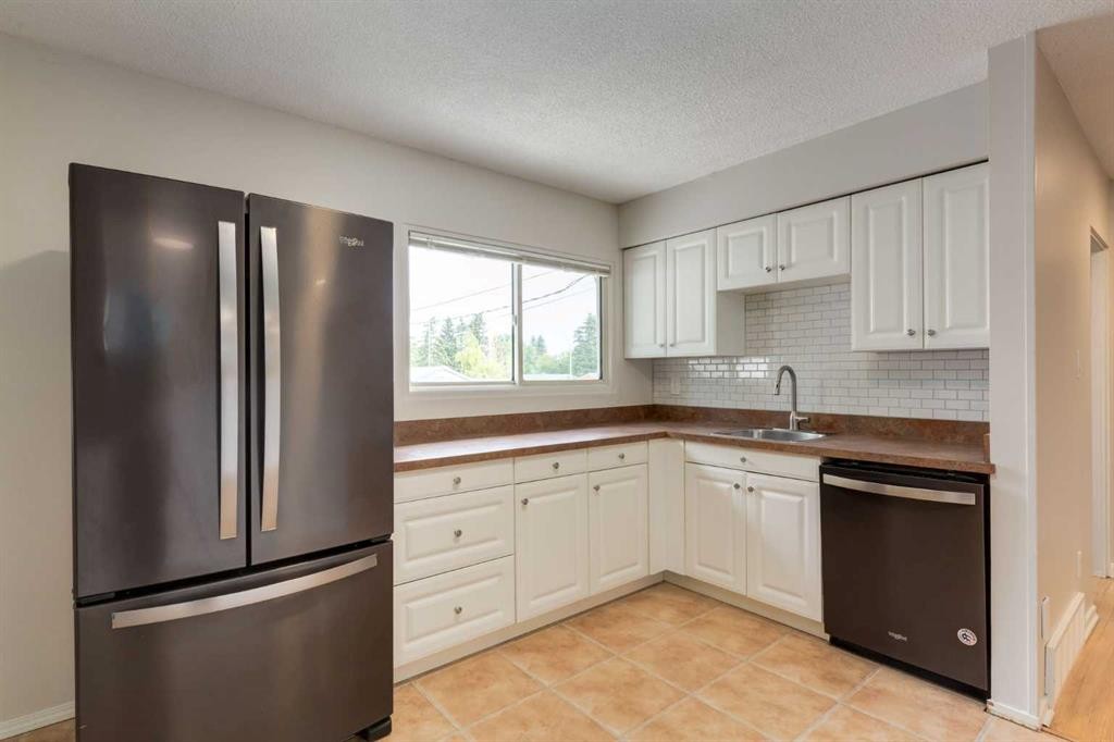8 Hazelwood Crescent Sw, Calgary, AB - Indoor Photo Showing Kitchen