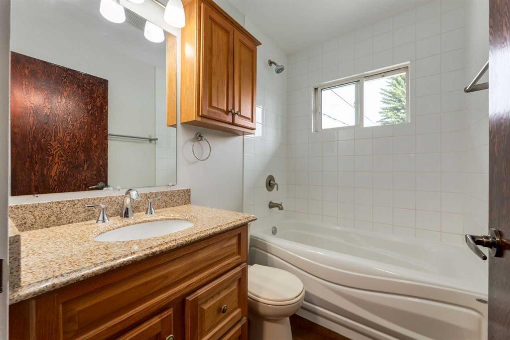 8 Hazelwood Crescent Sw, Calgary, AB - Indoor Photo Showing Bathroom
