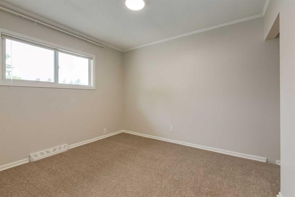 8 Hazelwood Crescent Sw, Calgary, AB - Indoor Photo Showing Other Room