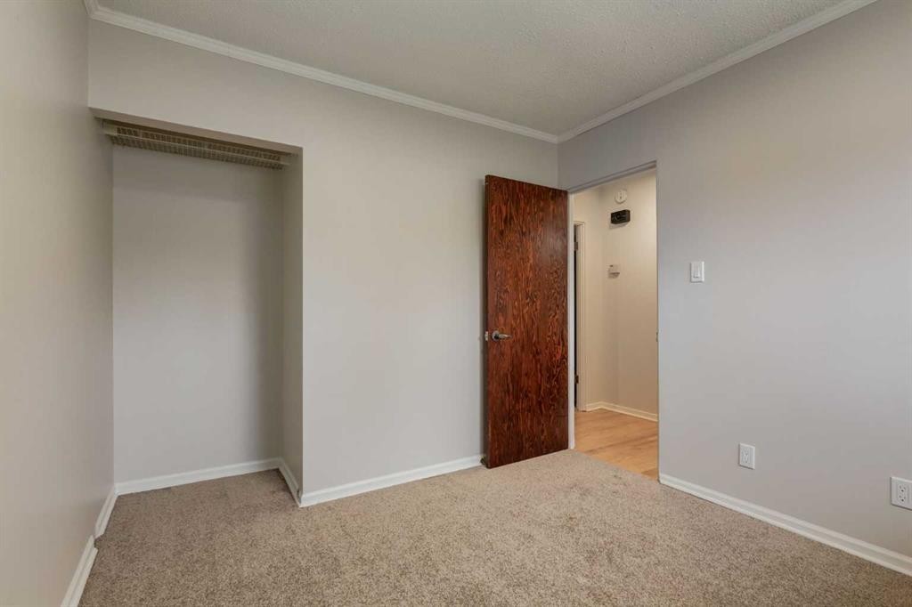 8 Hazelwood Crescent Sw, Calgary, AB - Indoor Photo Showing Other Room