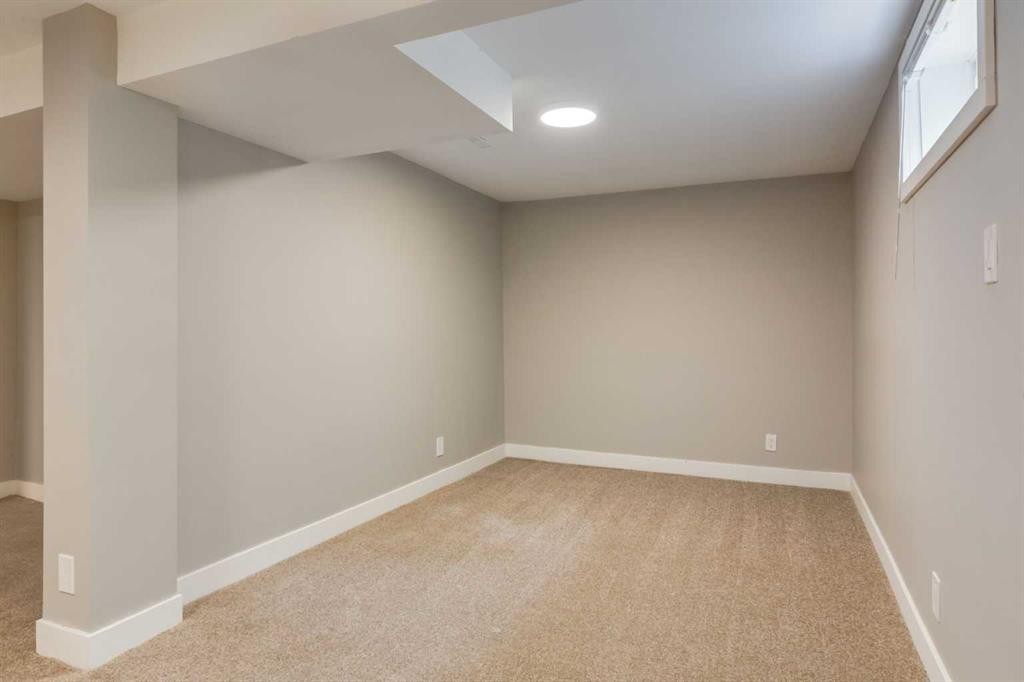 8 Hazelwood Crescent Sw, Calgary, AB - Indoor Photo Showing Other Room