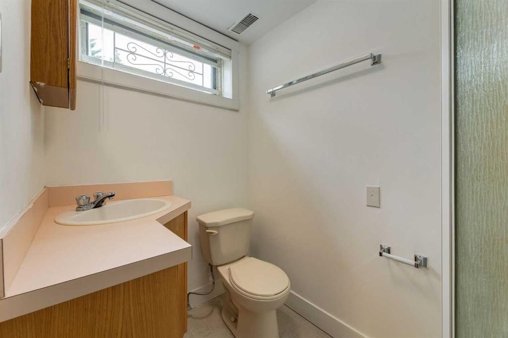 8 Hazelwood Crescent Sw, Calgary, AB - Indoor Photo Showing Bathroom