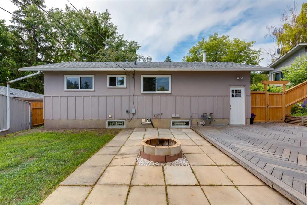 8 Hazelwood Crescent Sw, Calgary, AB - Outdoor