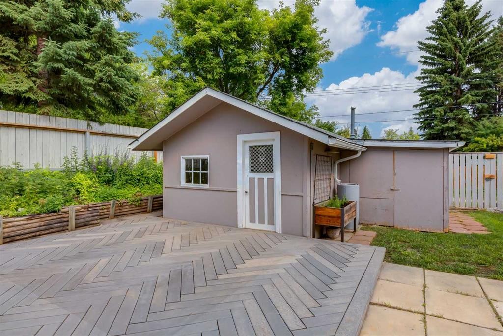8 Hazelwood Crescent Sw, Calgary, AB - Outdoor
