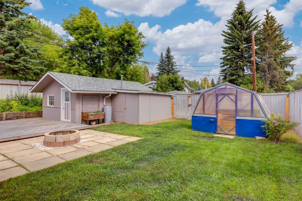 8 Hazelwood Crescent Sw, Calgary, AB - Outdoor