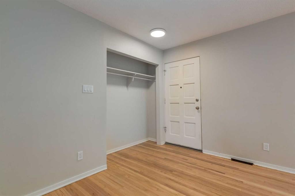 8 Hazelwood Crescent Sw, Calgary, AB - Indoor Photo Showing Other Room