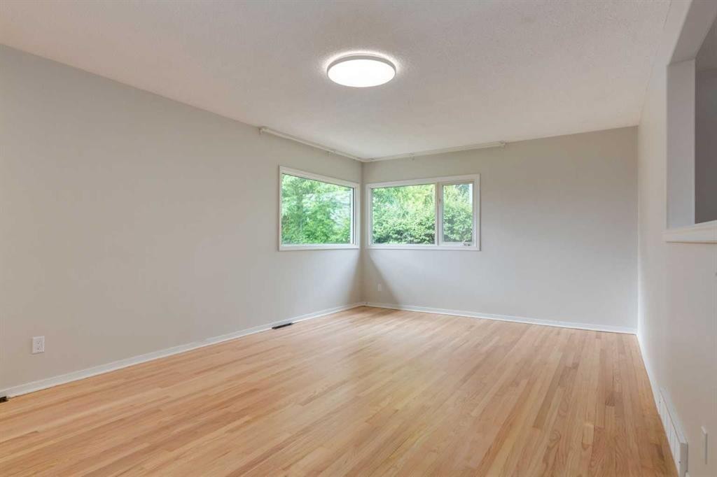 8 Hazelwood Crescent Sw, Calgary, AB - Indoor Photo Showing Other Room