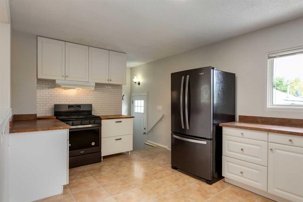 8 Hazelwood Crescent Sw, Calgary, AB - Indoor Photo Showing Kitchen