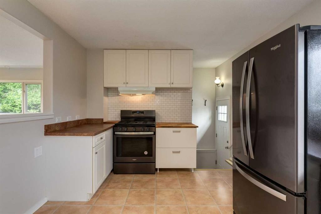 8 Hazelwood Crescent Sw, Calgary, AB - Indoor Photo Showing Kitchen
