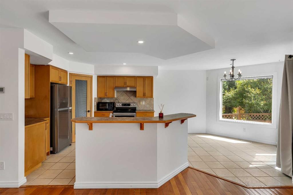 167 Valley Crest Close Nw, Calgary, AB - Indoor Photo Showing Kitchen