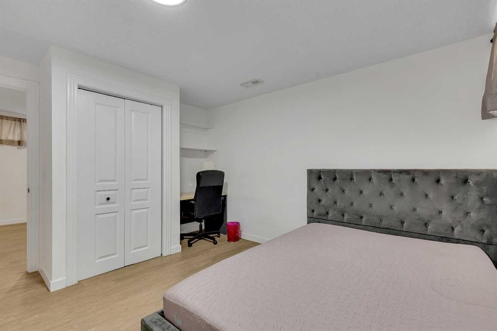 167 Valley Crest Close Nw, Calgary, AB - Indoor Photo Showing Bedroom