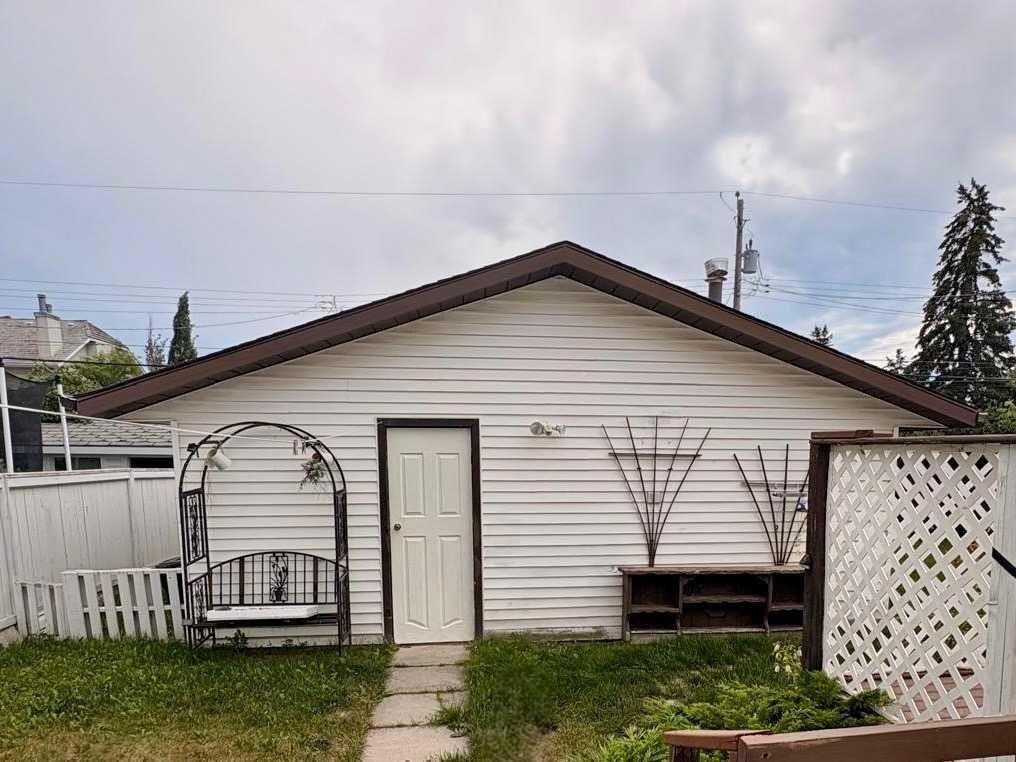 7939 47 Avenue Nw, Calgary, AB
