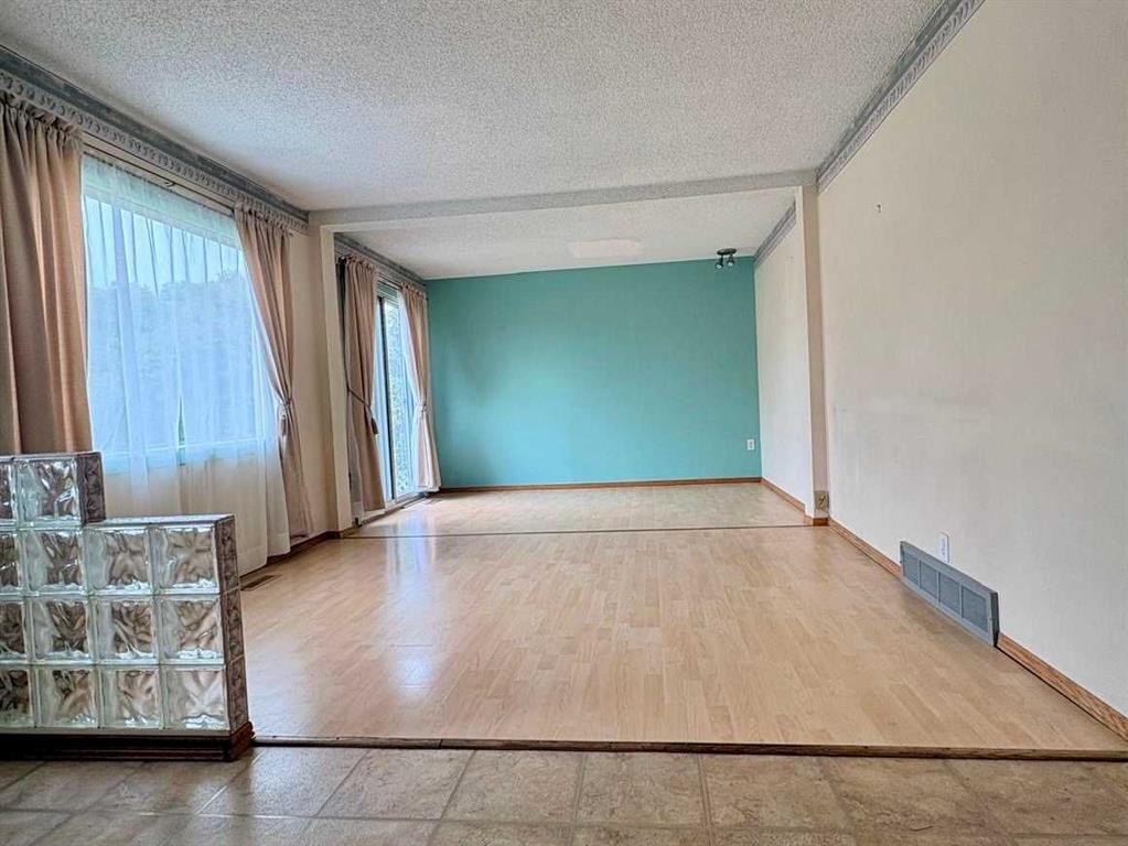 7939 47 Avenue Nw, Calgary, AB