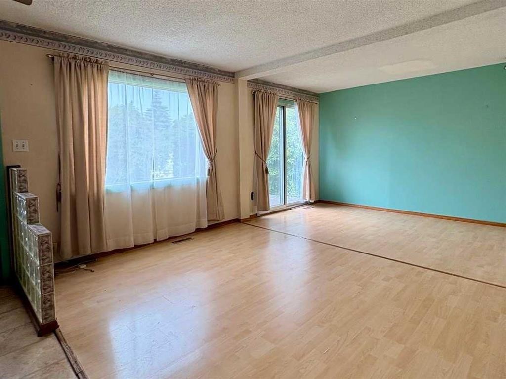 7939 47 Avenue Nw, Calgary, AB
