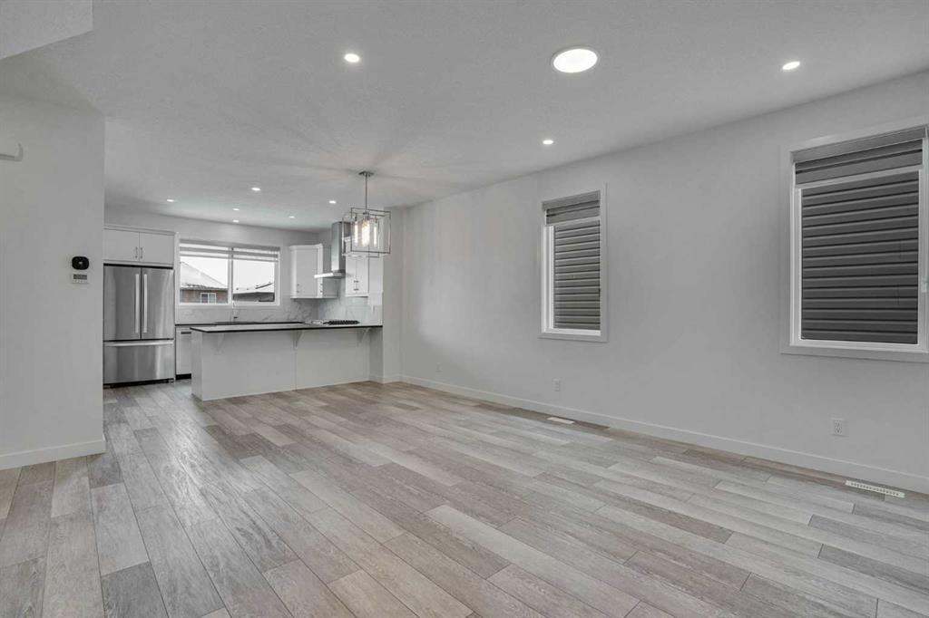 26 Amblehurst Path Nw, Calgary, AB - Indoor Photo Showing Kitchen