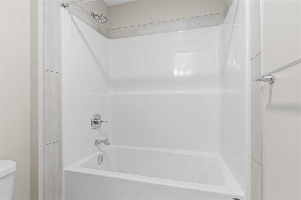 109 Mallard Grove Se, Calgary, AB - Indoor Photo Showing Bathroom