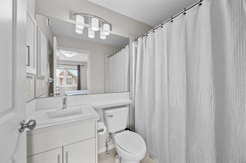 38 Howse Row North, Calgary, AB - Indoor Photo Showing Bathroom