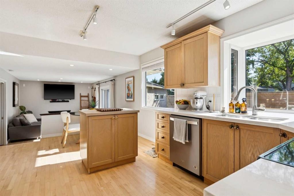 16 Brenner Place Nw, Calgary, AB - Indoor Photo Showing Kitchen