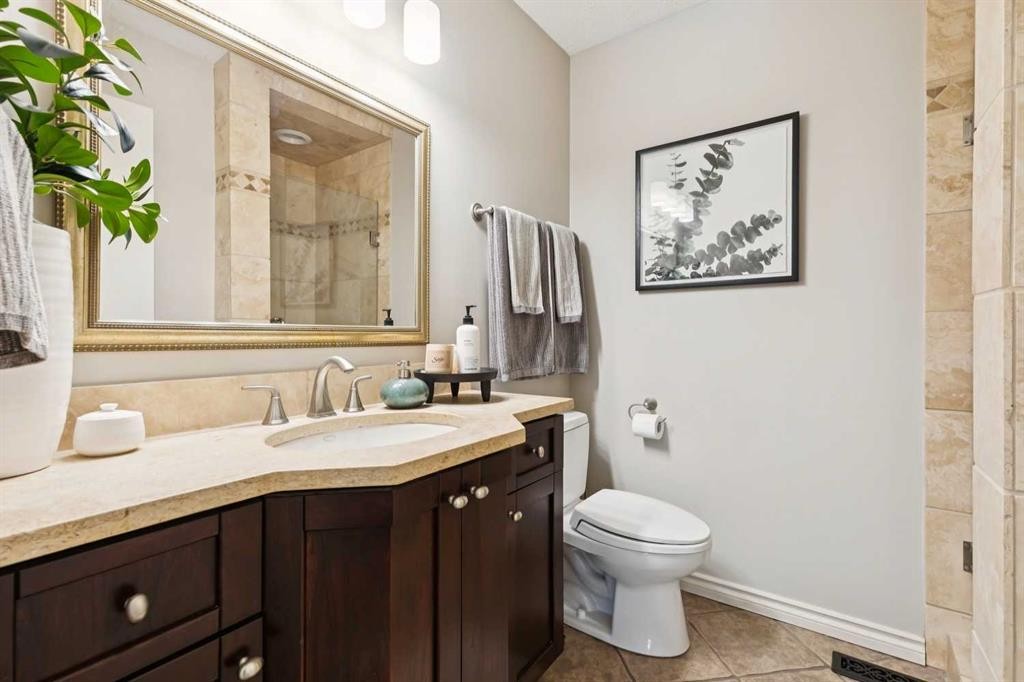 16 Brenner Place Nw, Calgary, AB - Indoor Photo Showing Bathroom