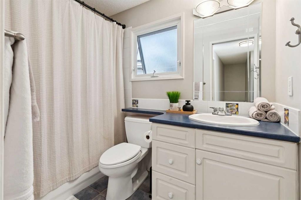 16 Brenner Place Nw, Calgary, AB - Indoor Photo Showing Bathroom