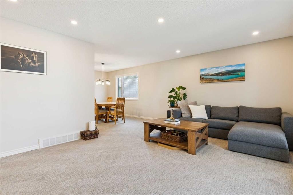16 Brenner Place Nw, Calgary, AB - Indoor Photo Showing Living Room