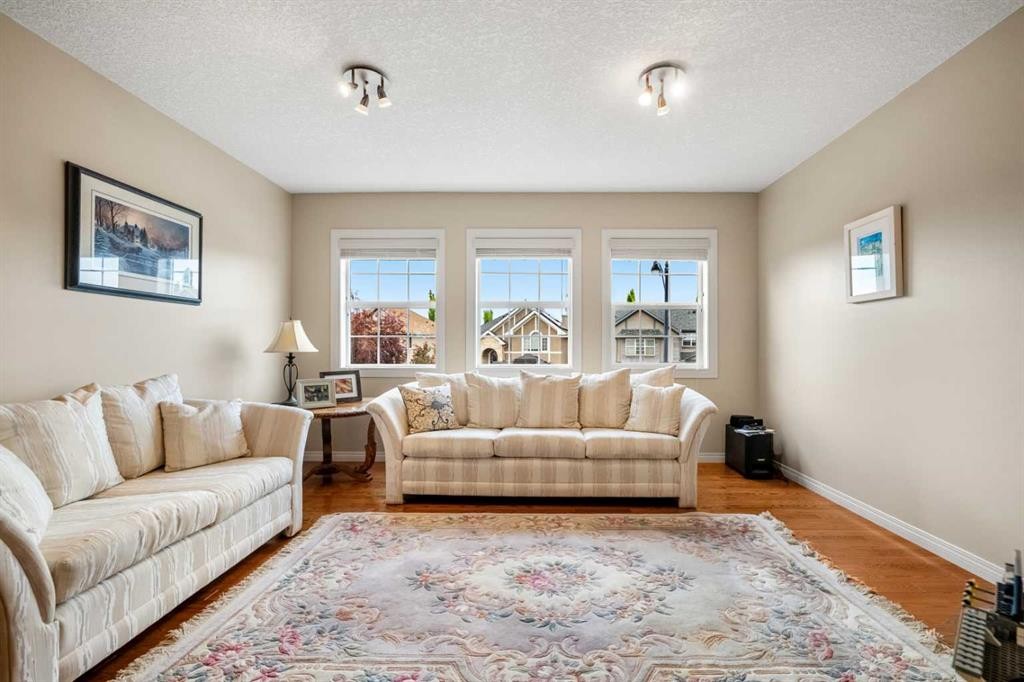 50 Springborough Crescent Sw, Calgary, AB - Indoor Photo Showing Living Room