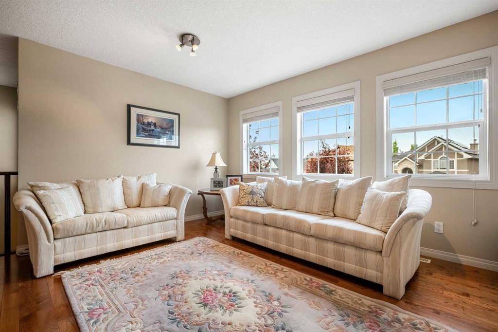 50 Springborough Crescent Sw, Calgary, AB - Indoor Photo Showing Living Room