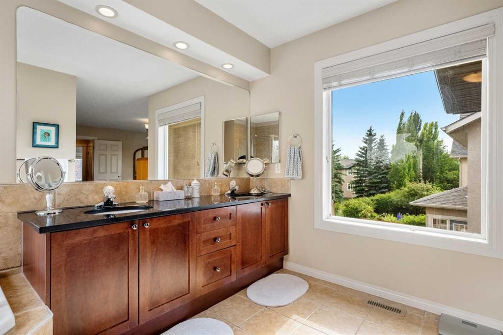 50 Springborough Crescent Sw, Calgary, AB - Indoor Photo Showing Bathroom