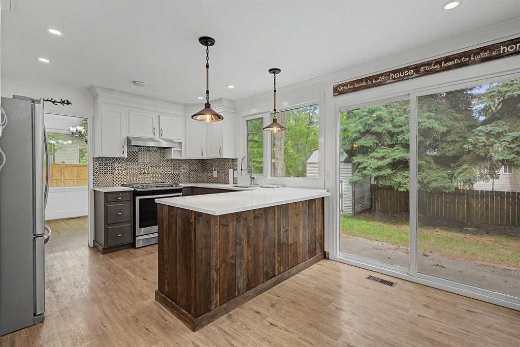 1320 116 Avenue Sw, Calgary, AB - Indoor Photo Showing Kitchen With Upgraded Kitchen