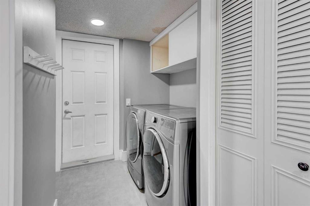 1320 116 Avenue Sw, Calgary, AB - Indoor Photo Showing Laundry Room