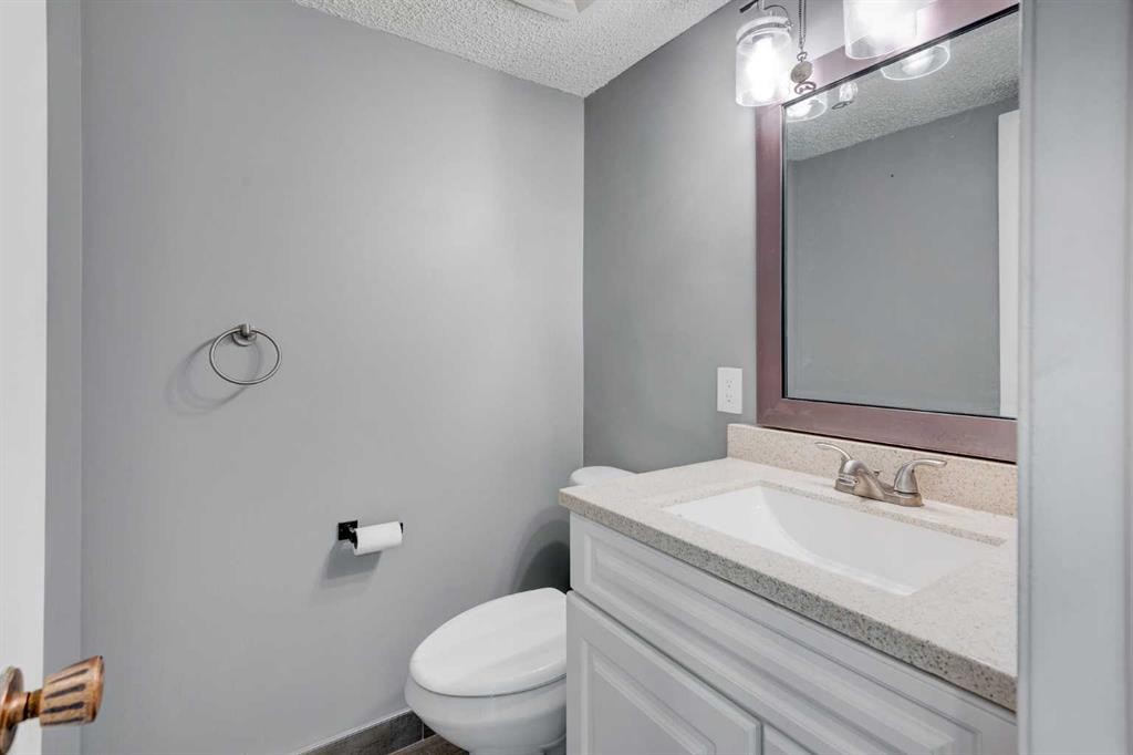 1320 116 Avenue Sw, Calgary, AB - Indoor Photo Showing Bathroom