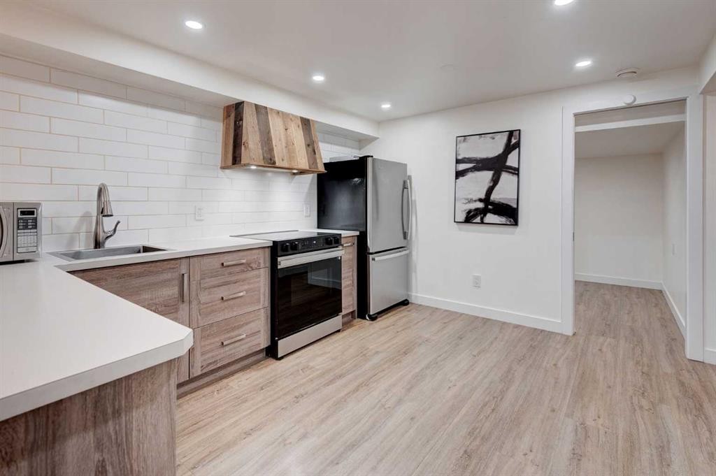 1320 116 Avenue Sw, Calgary, AB - Indoor Photo Showing Kitchen