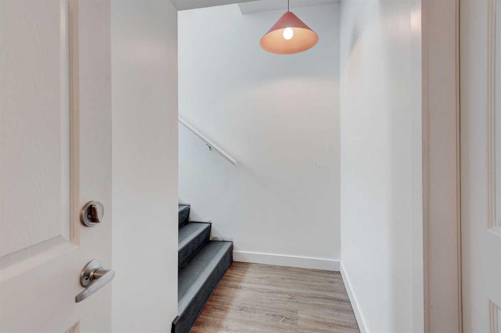 1320 116 Avenue Sw, Calgary, AB - Indoor