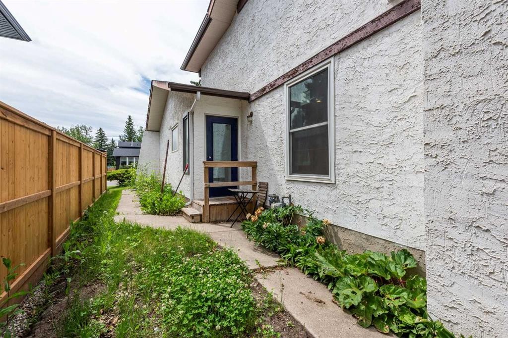 1320 116 Avenue Sw, Calgary, AB - Outdoor