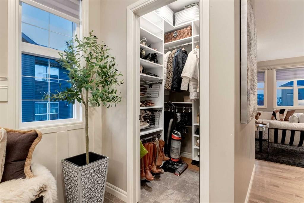 444 Evansglen Drive Nw, Calgary, AB - Indoor